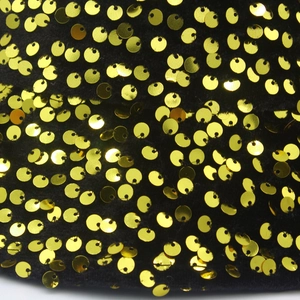 Dettaglio delle paillettes dorate scintillanti sulla base nera di questo cappello
