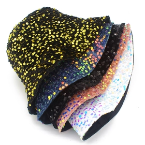 Dettaglio di cappelli a secchiello con paillettes colorate e finiture metalliche lucide