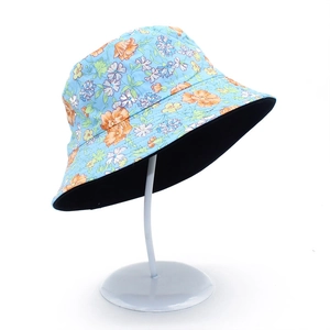 Vue détaillée d'un chapeau de soleil en coton fleuri, base bleu clair et doublure noire