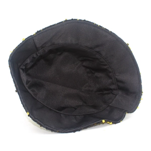 Dettaglio della fodera in tessuto nero e cuciture all'interno del cappello a secchiello