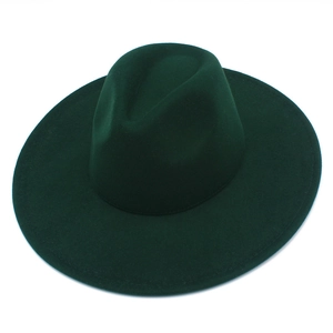 Vue détaillée d'un chapeau fedora en laine vert foncé avec large bord et design classique