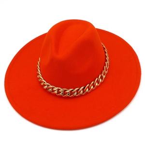 Chapeau fedora orange à large bord orné d'une chaîne à maillons dorés pour un style moderne