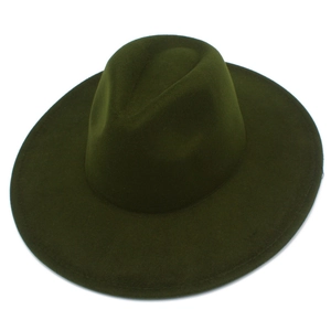Détail d'un chapeau en laine vert armée avec bord de 9,5 cm et calotte classique