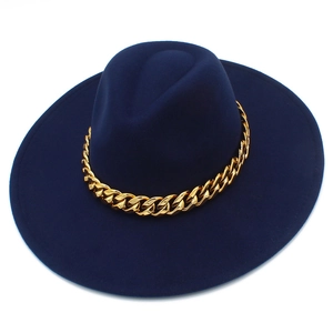 Détail du chapeau Fedora bleu marine à bord large avec grosse chaîne dorée cubaine