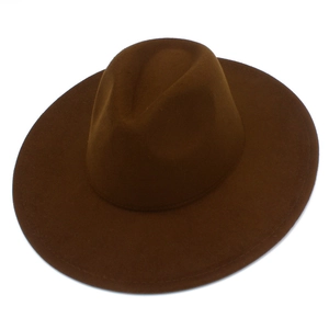 Détail de la calotte structurée et du bord large de 9,5 cm d'un chapeau fedora en laine marron