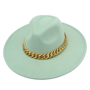 Chapeau fedora vert menthe à large bord avec chaîne dorée élégante sur fond blanc