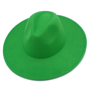 Détail d'un chapeau fedora vert à large bord avec couronne classique et bord surpiqué