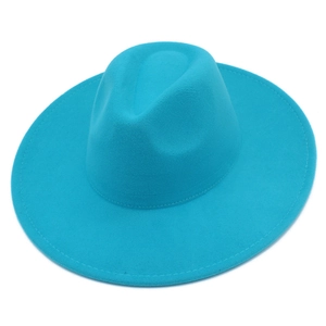 Détail du chapeau fedora cyan à large bord montrant la texture et les coutures soignées
