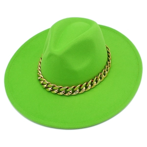 Vue détaillée d'un chapeau fedora vert néon à large bord avec chaîne en métal doré