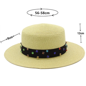 Détail du chapeau en paille à sommet plat avec dimensions et ruban de strass colorés