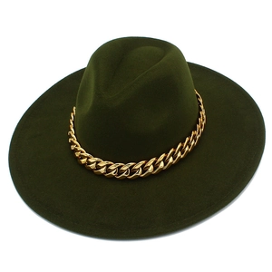 Détail d'un chapeau fedora vert forêt avec une épaisse chaîne gourmette dorée en métal