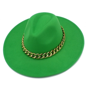 Vue de dessus d'un chapeau fedora vert à large bord avec chaîne en métal doré