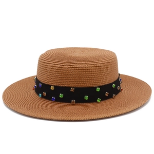 Canotier en paille à bord plat avec ruban noir et strass colorés pour plage