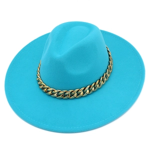 Détail d'un chapeau en feutre turquoise avec une grosse chaîne cubaine dorée