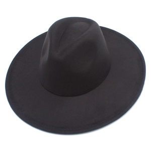 Détail de bord de chapeau fedora noir avec coutures raffinées et texture en faux laine
