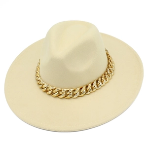 Vue détaillée d'un chapeau fedora beige avec chaîne dorée et bord plat surpiqué