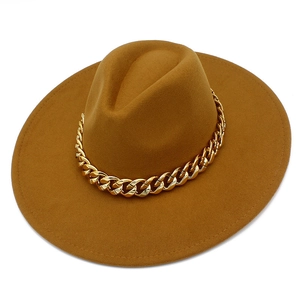 Vue de dessus d'un chapeau Fedora camel à large bord avec une grosse chaîne dorée
