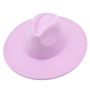 Détail du chapeau fedora en laine lavande avec coutures fines sur le large bord