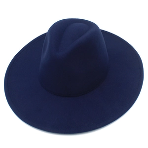 Vue de dessus d'un chapeau fedora classique en feutre bleu marine à large bord plat