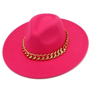 Vue détaillée du chapeau fedora en feutre fuchsia orné d'une chaîne dorée épaisse