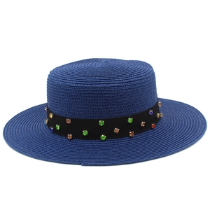 Détails du chapeau de paille bleu marine à haut plat avec ruban à strass colorés
