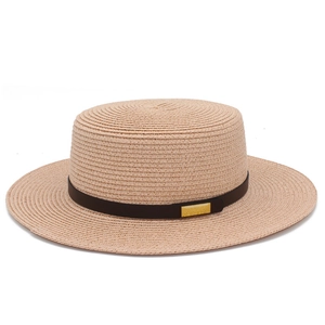 Détail du tissage en paille avec bande en cuir marron et boucle en métal doré chic