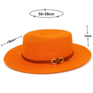 Détail du chapeau de paille orange avec bord de 8cm, hauteur de 12cm et boucle en cuir