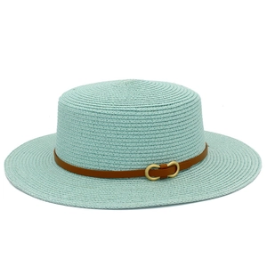 Vue détaillée du chapeau de paille vert menthe à toit plat avec ruban en cuir et boucle d'or