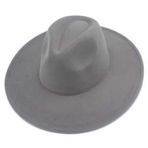 Vue détaillée d'un chapeau fedora en laine grise avec un large bord classique de 9,5 cm