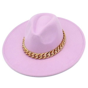 Détail d'un chapeau fedora rose avec chaîne dorée et large bord structuré