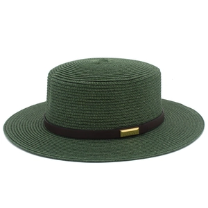 Détail du chapeau canotier tressé vert foncé avec bande en cuir brun et boucle dorée