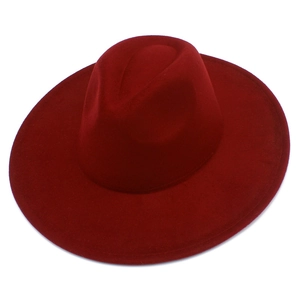 Détail latéral d'un chapeau Fedora en imitation laine bordeaux à large bord de 9,5 cm