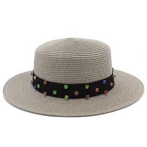 Détails du chapeau de paille gris clair avec ruban décoré de strass colorés brillants