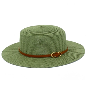 Chapeau de paille canotier vert avec ruban en cuir marron et boucle dorée élégante