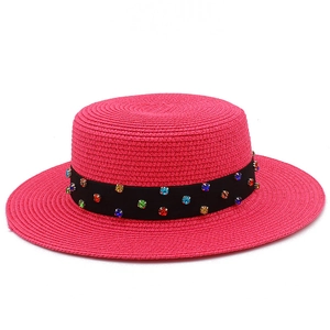Canotier en paille rose fuchsia avec ruban noir et strass colorés pour l'été et la plage