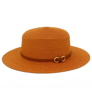 Détail d'un chapeau de paille marron avec ceinture en cuir et boucle dorée élégante