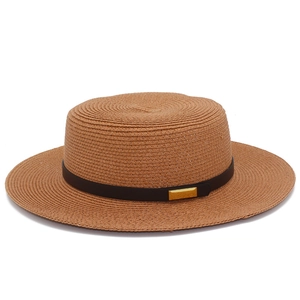Détail du chapeau canotier en paille caramel avec ruban en cuir et boucle dorée chic