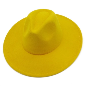 Vue de dessus du chapeau fedora en feutre jaune vif avec bord large de 9,5 cm et coutures