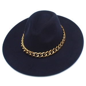 Vue détaillée du chapeau fedora bleu foncé à large bord avec chaîne décorative en métal doré