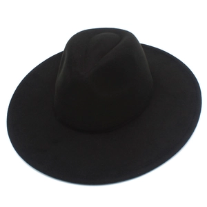 Gros plan sur un chapeau fedora noir en laine avec un bord large et couronne creuse