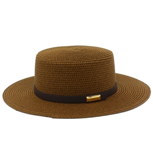 Détail du chapeau en paille marron foncé avec bande en cuir et boucle métallique dorée