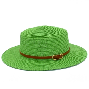 Détail d'un chapeau de paille vert clair à sommet plat avec bande brune et boucle