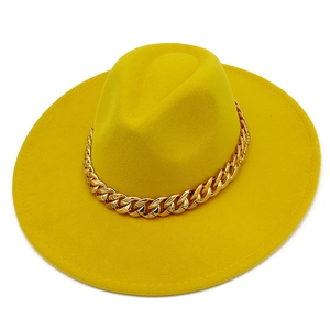 Chapeau fedora jaune vif à large bord avec chaîne décorative dorée style streetwear