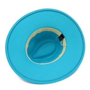 Vue de dessus de l'intérieur d'un chapeau fedora bleu vif avec bandeau et cordon réglable