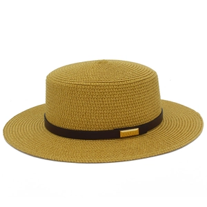 Détail du chapeau de paille canotier avec ruban brun et boucle dorée en métal