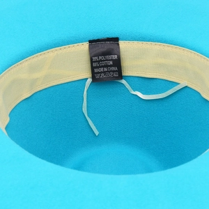 Vue détaillée de l'intérieur du chapeau avec bandeau beige et étiquette en coton-polyester