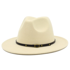Détail du chapeau en laine crème avec ruban en cuir marron et clous métalliques dorés