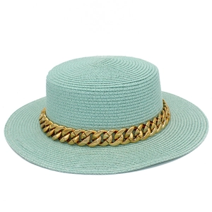 Chapeau de paille canotier vert menthe avec une grosse chaîne en métal doré