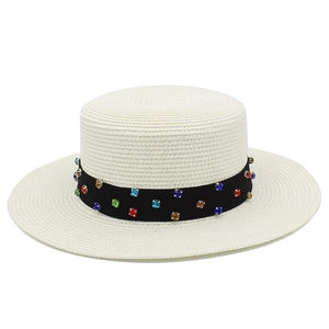 Détail du chapeau Panama à haut plat tissé avec ruban orné de strass multicolores