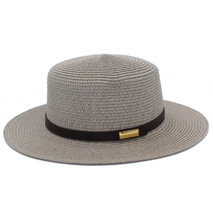 Détail d'un chapeau de paille café clair avec ruban marron et boucle dorée élégante